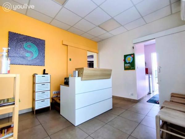 RARE LOCAL PROFESSIONNEL CLÉ EN MAIN – 4 BUREAUX – PMR – PARKING – AUCUN TRAVAUX