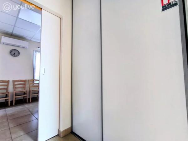 RARE LOCAL PROFESSIONNEL CLÉ EN MAIN – 4 BUREAUX – PMR – PARKING – AUCUN TRAVAUX