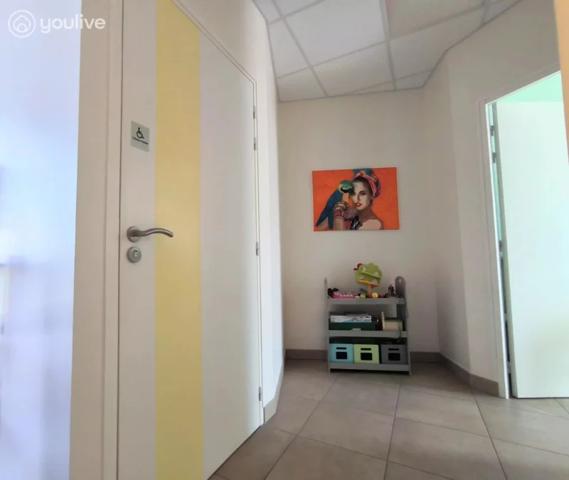 RARE LOCAL PROFESSIONNEL CLÉ EN MAIN – 4 BUREAUX – PMR – PARKING – AUCUN TRAVAUX