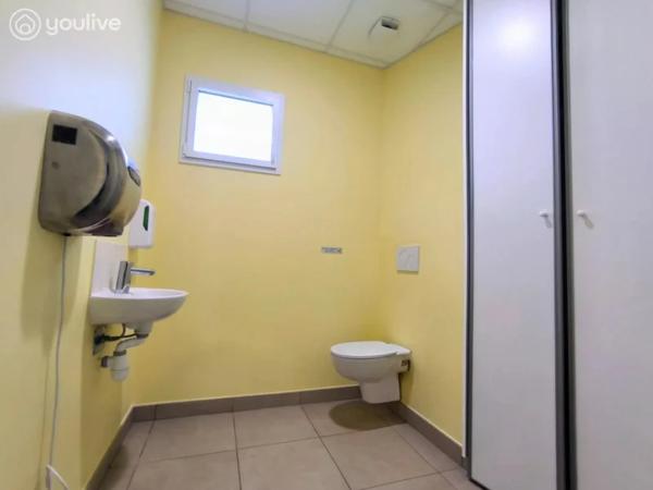 RARE LOCAL PROFESSIONNEL CLÉ EN MAIN – 4 BUREAUX – PMR – PARKING – AUCUN TRAVAUX