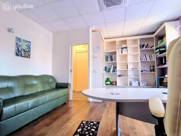 RARE LOCAL PROFESSIONNEL CLÉ EN MAIN – 4 BUREAUX – PMR – PARKING – AUCUN TRAVAUX