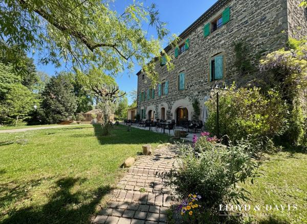 Domaine de caractère sur 3 ha, rénové avec gîte et chambres d'hôtes