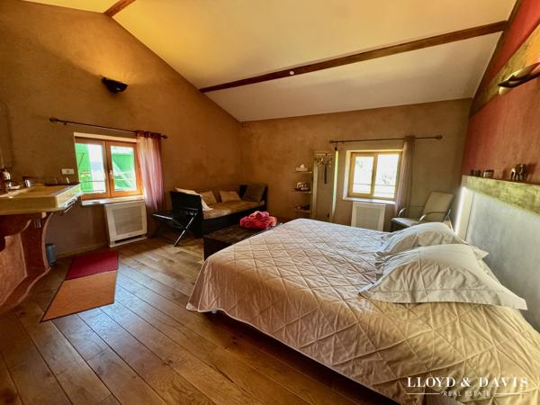 Domaine de caractère sur 3 ha, rénové avec gîte et chambres d'hôtes