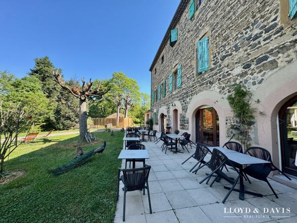 Domaine de caractère sur 3 ha, rénové avec gîte et chambres d'hôtes