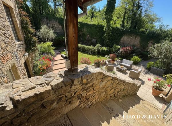 Domaine de caractère sur 3 ha, rénové avec gîte et chambres d'hôtes