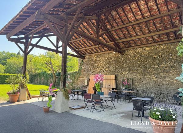 Domaine de caractère sur 3 ha, rénové avec gîte et chambres d'hôtes