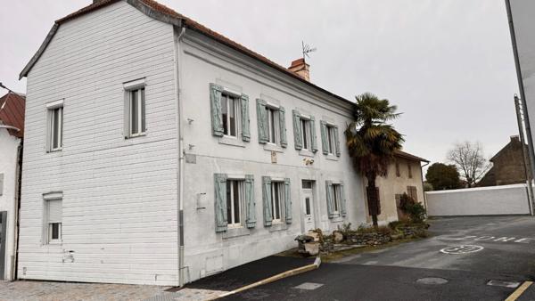Tarbes périphérie, village dynamique Maison de village à rénover idéale grande famille ou investisseurs.