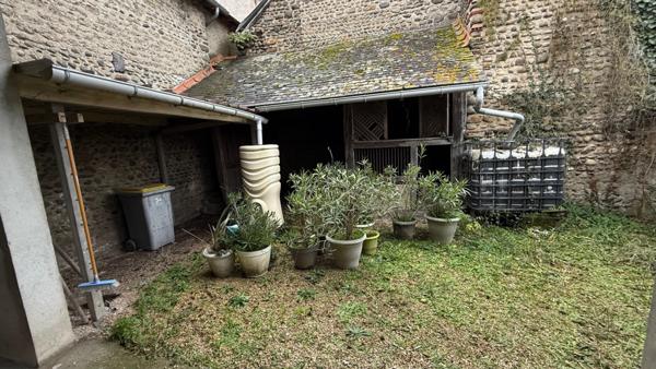 Tarbes périphérie, village dynamique Maison de village à rénover idéale grande famille ou investisseurs.