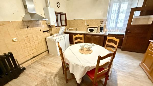 Tarbes périphérie, village dynamique Maison de village à rénover idéale grande famille ou investisseurs.