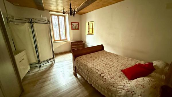 Tarbes périphérie, village dynamique Maison de village à rénover idéale grande famille ou investisseurs.