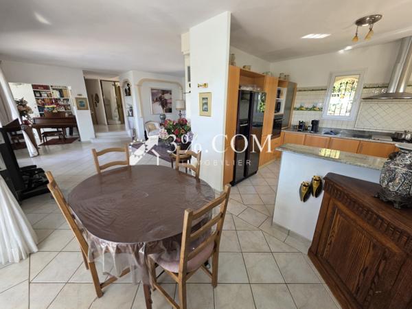 Villa 6 pièce(s) 4 chambre(s) 225 m²