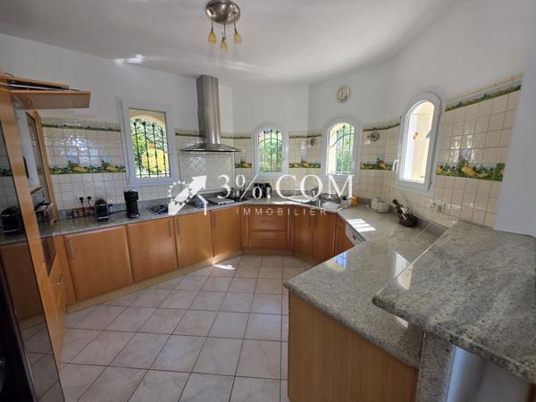 Villa 6 pièce(s) 4 chambre(s) 225 m²