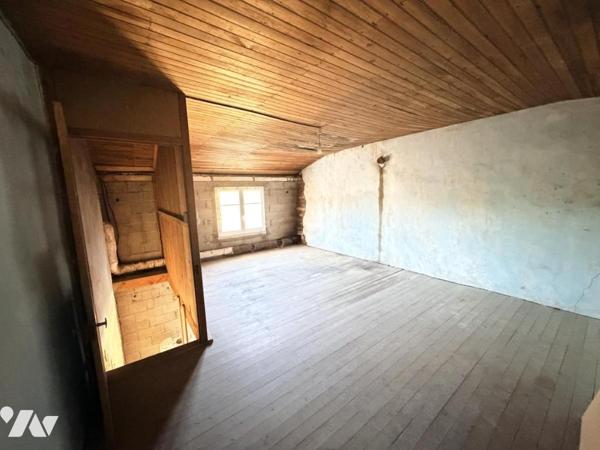 Maison ancienne à réhabiliter – beaux volumes, dépendances et terrain de 1 906 m²