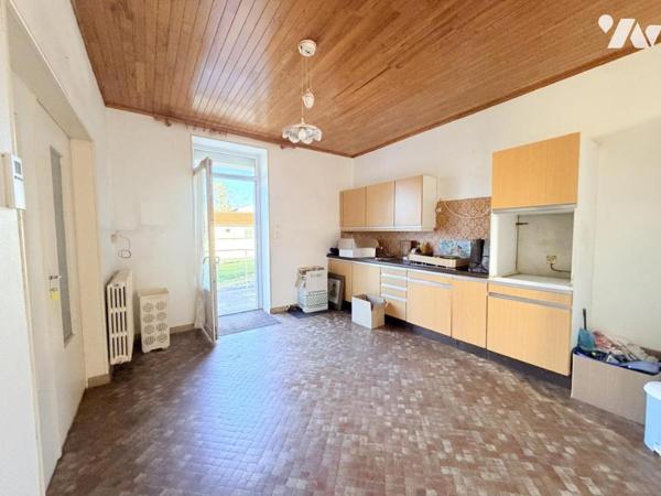Maison ancienne à réhabiliter – beaux volumes, dépendances et terrain de 1 906 m²