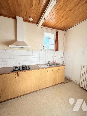 Maison ancienne à réhabiliter – beaux volumes, dépendances et terrain de 1 906 m²