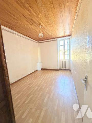 Maison ancienne à réhabiliter – beaux volumes, dépendances et terrain de 1 906 m²