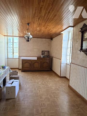 Maison ancienne à réhabiliter – beaux volumes, dépendances et terrain de 1 906 m²