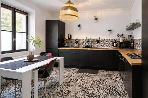 Maison à vendre 5 pièces MALLEMORT (13) plus une dépendance et une cour privative.