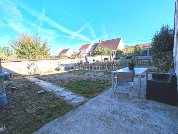 Sur la commune de la Ferté Gaucher, Sandrine Tissier vous propose de découvrir cette maison au calme avec jardin et terrasse.
Elle se compose d'une entrée avec rangements, d'une pièce de vie salon/salle à manger, d'une spacieuse cuisine avec rangements, d'une salle d'eau avec WC et d'une chambre.
À l'étage, vous découvrirez 2 chambres lumineuses ainsi qu'une pièce actuellement brute que vous pourriez aménager en chambre et salle d'eau par exemple.
Le jardin ainsi que la terrasse sont d'énormes atouts.
Une dépendance complète le tout avec rangements et une partie buanderie ainsi qu'une cave dans la maison. 
N'hésitez pas pour plus d'informations.