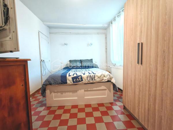 Sur la commune de la Ferté Gaucher, Sandrine Tissier vous propose de découvrir cette maison au calme avec jardin et terrasse.
Elle se compose d'une entrée avec rangements, d'une pièce de vie salon/salle à manger, d'une spacieuse cuisine avec rangements, d'une salle d'eau avec WC et d'une chambre.
À l'étage, vous découvrirez 2 chambres lumineuses ainsi qu'une pièce actuellement brute que vous pourriez aménager en chambre et salle d'eau par exemple.
Le jardin ainsi que la terrasse sont d'énormes atouts.
Une dépendance complète le tout avec rangements et une partie buanderie ainsi qu'une cave dans la maison. 
N'hésitez pas pour plus d'informations.