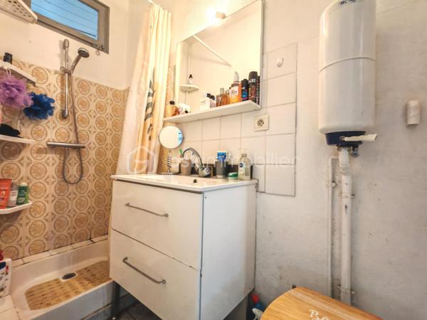Sur la commune de la Ferté Gaucher, Sandrine Tissier vous propose de découvrir cette maison au calme avec jardin et terrasse.
Elle se compose d'une entrée avec rangements, d'une pièce de vie salon/salle à manger, d'une spacieuse cuisine avec rangements, d'une salle d'eau avec WC et d'une chambre.
À l'étage, vous découvrirez 2 chambres lumineuses ainsi qu'une pièce actuellement brute que vous pourriez aménager en chambre et salle d'eau par exemple.
Le jardin ainsi que la terrasse sont d'énormes atouts.
Une dépendance complète le tout avec rangements et une partie buanderie ainsi qu'une cave dans la maison. 
N'hésitez pas pour plus d'informations.