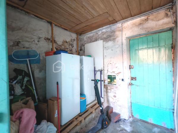 Sur la commune de la Ferté Gaucher, Sandrine Tissier vous propose de découvrir cette maison au calme avec jardin et terrasse.
Elle se compose d'une entrée avec rangements, d'une pièce de vie salon/salle à manger, d'une spacieuse cuisine avec rangements, d'une salle d'eau avec WC et d'une chambre.
À l'étage, vous découvrirez 2 chambres lumineuses ainsi qu'une pièce actuellement brute que vous pourriez aménager en chambre et salle d'eau par exemple.
Le jardin ainsi que la terrasse sont d'énormes atouts.
Une dépendance complète le tout avec rangements et une partie buanderie ainsi qu'une cave dans la maison. 
N'hésitez pas pour plus d'informations.
