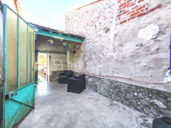 Sur la commune de la Ferté Gaucher, Sandrine Tissier vous propose de découvrir cette maison au calme avec jardin et terrasse.
Elle se compose d'une entrée avec rangements, d'une pièce de vie salon/salle à manger, d'une spacieuse cuisine avec rangements, d'une salle d'eau avec WC et d'une chambre.
À l'étage, vous découvrirez 2 chambres lumineuses ainsi qu'une pièce actuellement brute que vous pourriez aménager en chambre et salle d'eau par exemple.
Le jardin ainsi que la terrasse sont d'énormes atouts.
Une dépendance complète le tout avec rangements et une partie buanderie ainsi qu'une cave dans la maison. 
N'hésitez pas pour plus d'informations.