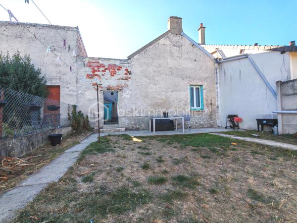 Sur la commune de la Ferté Gaucher, Sandrine Tissier vous propose de découvrir cette maison au calme avec jardin et terrasse.
Elle se compose d'une entrée avec rangements, d'une pièce de vie salon/salle à manger, d'une spacieuse cuisine avec rangements, d'une salle d'eau avec WC et d'une chambre.
À l'étage, vous découvrirez 2 chambres lumineuses ainsi qu'une pièce actuellement brute que vous pourriez aménager en chambre et salle d'eau par exemple.
Le jardin ainsi que la terrasse sont d'énormes atouts.
Une dépendance complète le tout avec rangements et une partie buanderie ainsi qu'une cave dans la maison. 
N'hésitez pas pour plus d'informations.