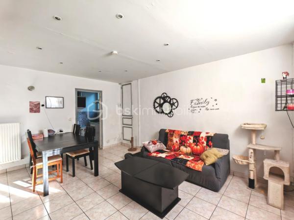 Sur la commune de la Ferté Gaucher, Sandrine Tissier vous propose de découvrir cette maison au calme avec jardin et terrasse.
Elle se compose d'une entrée avec rangements, d'une pièce de vie salon/salle à manger, d'une spacieuse cuisine avec rangements, d'une salle d'eau avec WC et d'une chambre.
À l'étage, vous découvrirez 2 chambres lumineuses ainsi qu'une pièce actuellement brute que vous pourriez aménager en chambre et salle d'eau par exemple.
Le jardin ainsi que la terrasse sont d'énormes atouts.
Une dépendance complète le tout avec rangements et une partie buanderie ainsi qu'une cave dans la maison. 
N'hésitez pas pour plus d'informations.