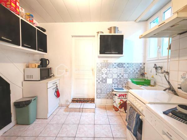 Sur la commune de la Ferté Gaucher, Sandrine Tissier vous propose de découvrir cette maison au calme avec jardin et terrasse.
Elle se compose d'une entrée avec rangements, d'une pièce de vie salon/salle à manger, d'une spacieuse cuisine avec rangements, d'une salle d'eau avec WC et d'une chambre.
À l'étage, vous découvrirez 2 chambres lumineuses ainsi qu'une pièce actuellement brute que vous pourriez aménager en chambre et salle d'eau par exemple.
Le jardin ainsi que la terrasse sont d'énormes atouts.
Une dépendance complète le tout avec rangements et une partie buanderie ainsi qu'une cave dans la maison. 
N'hésitez pas pour plus d'informations.