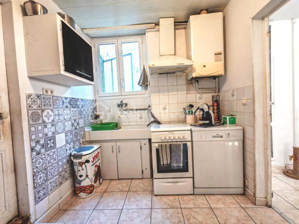 Sur la commune de la Ferté Gaucher, Sandrine Tissier vous propose de découvrir cette maison au calme avec jardin et terrasse.
Elle se compose d'une entrée avec rangements, d'une pièce de vie salon/salle à manger, d'une spacieuse cuisine avec rangements, d'une salle d'eau avec WC et d'une chambre.
À l'étage, vous découvrirez 2 chambres lumineuses ainsi qu'une pièce actuellement brute que vous pourriez aménager en chambre et salle d'eau par exemple.
Le jardin ainsi que la terrasse sont d'énormes atouts.
Une dépendance complète le tout avec rangements et une partie buanderie ainsi qu'une cave dans la maison. 
N'hésitez pas pour plus d'informations.