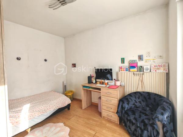 Sur la commune de la Ferté Gaucher, Sandrine Tissier vous propose de découvrir cette maison au calme avec jardin et terrasse.
Elle se compose d'une entrée avec rangements, d'une pièce de vie salon/salle à manger, d'une spacieuse cuisine avec rangements, d'une salle d'eau avec WC et d'une chambre.
À l'étage, vous découvrirez 2 chambres lumineuses ainsi qu'une pièce actuellement brute que vous pourriez aménager en chambre et salle d'eau par exemple.
Le jardin ainsi que la terrasse sont d'énormes atouts.
Une dépendance complète le tout avec rangements et une partie buanderie ainsi qu'une cave dans la maison. 
N'hésitez pas pour plus d'informations.