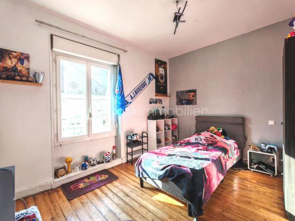 Sur la commune de la Ferté Gaucher, Sandrine Tissier vous propose de découvrir cette maison au calme avec jardin et terrasse.
Elle se compose d'une entrée avec rangements, d'une pièce de vie salon/salle à manger, d'une spacieuse cuisine avec rangements, d'une salle d'eau avec WC et d'une chambre.
À l'étage, vous découvrirez 2 chambres lumineuses ainsi qu'une pièce actuellement brute que vous pourriez aménager en chambre et salle d'eau par exemple.
Le jardin ainsi que la terrasse sont d'énormes atouts.
Une dépendance complète le tout avec rangements et une partie buanderie ainsi qu'une cave dans la maison. 
N'hésitez pas pour plus d'informations.