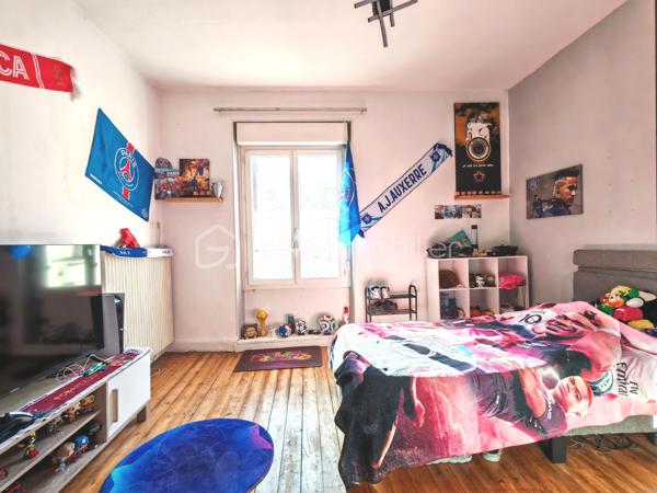 Sur la commune de la Ferté Gaucher, Sandrine Tissier vous propose de découvrir cette maison au calme avec jardin et terrasse.
Elle se compose d'une entrée avec rangements, d'une pièce de vie salon/salle à manger, d'une spacieuse cuisine avec rangements, d'une salle d'eau avec WC et d'une chambre.
À l'étage, vous découvrirez 2 chambres lumineuses ainsi qu'une pièce actuellement brute que vous pourriez aménager en chambre et salle d'eau par exemple.
Le jardin ainsi que la terrasse sont d'énormes atouts.
Une dépendance complète le tout avec rangements et une partie buanderie ainsi qu'une cave dans la maison. 
N'hésitez pas pour plus d'informations.