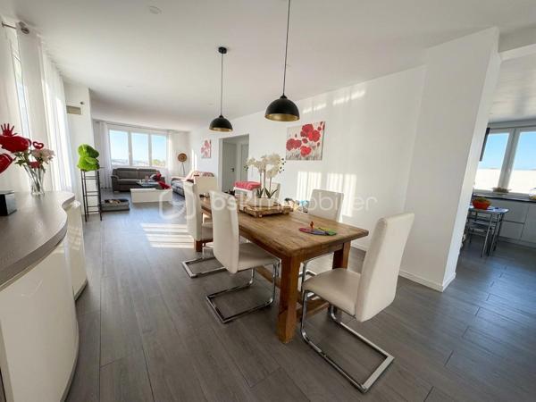 NOUVEAUTÉ – BELLE PROPRIÉTÉ RÉNOVÉE AUX VOLUMES EXCEPTIONNELS

Venez découvrir cette belle propriété soigneusement rénovée, offrant 147 m² habitables et plus de 300 m² de surface totale, implantée sur un terrain paysagé de 477 m², dans un environnement pavillonnaire calme et recherché.
Dès l’entrée, vous serez séduits par ses beaux volumes, sa luminosité et la qualité de ses prestations.
Au rez-de-chaussée, une entrée spacieuse dessert une superbe pièce de vie climatisée d’environ 50 m², agrémentée d’une cheminée contemporaine. Elle se prolonge par une cuisine récente semi-ouverte, entièrement aménagée et équipée.
Ce niveau permet une véritable vie de plain-pied, grâce à une suite parentale avec rangements intégrés et salle d’eau avec douche à l’italienne. Un WC indépendant complète l’ensemble.
À l’étage, l’espace nuit se compose de trois chambres, d’un dressing, d’une salle de bains lumineuse avec baignoire et double vasque, ainsi que d’une seconde salle d’eau avec douche à l’italienne.
L’un des véritables atouts de cette propriété est son impressionnant sous-sol total semi-enterré d’environ 160 m². Il comprend un cellier, une buanderie, une pièce aménagée pouvant faire office de bureau ou de chambre d’appoint, une salle d’eau avec WC, deux grands garages ainsi que plusieurs espaces pouvant être utilisés comme ateliers ou zones de stockage.
À l’extérieur, vous profiterez d’un agréable espace paysagé avec cuisine d’été et barbecue, complété par un toit-terrasse d’environ 45 m², idéal pour profiter des beaux jours dans un cadre agréable et sans vis-à-vis.
La propriété offre également de nombreuses possibilités de stationnement, plusieurs solutions de chauffage, avec cheminée à insert et pompe à chaleur, ainsi qu’un niveau de sécurité renforcé.
Grâce à ses volumes généreux et à la polyvalence de ses nombreux espaces, cette maison conviendra parfaitement à une famille, au télétravail, à un projet nécessitant d’importantes capacités de stockage ou encore à l’exercice d’une activité professionnelle à domicile.
Une propriété atypique, aux prestations de qualité et aux possibilités particulièrement nombreuses. Une visite s’impose pour en découvrir tout le potentiel.