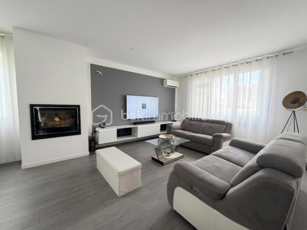 NOUVEAUTÉ – BELLE PROPRIÉTÉ RÉNOVÉE AUX VOLUMES EXCEPTIONNELS

Venez découvrir cette belle propriété soigneusement rénovée, offrant 147 m² habitables et plus de 300 m² de surface totale, implantée sur un terrain paysagé de 477 m², dans un environnement pavillonnaire calme et recherché.
Dès l’entrée, vous serez séduits par ses beaux volumes, sa luminosité et la qualité de ses prestations.
Au rez-de-chaussée, une entrée spacieuse dessert une superbe pièce de vie climatisée d’environ 50 m², agrémentée d’une cheminée contemporaine. Elle se prolonge par une cuisine récente semi-ouverte, entièrement aménagée et équipée.
Ce niveau permet une véritable vie de plain-pied, grâce à une suite parentale avec rangements intégrés et salle d’eau avec douche à l’italienne. Un WC indépendant complète l’ensemble.
À l’étage, l’espace nuit se compose de trois chambres, d’un dressing, d’une salle de bains lumineuse avec baignoire et double vasque, ainsi que d’une seconde salle d’eau avec douche à l’italienne.
L’un des véritables atouts de cette propriété est son impressionnant sous-sol total semi-enterré d’environ 160 m². Il comprend un cellier, une buanderie, une pièce aménagée pouvant faire office de bureau ou de chambre d’appoint, une salle d’eau avec WC, deux grands garages ainsi que plusieurs espaces pouvant être utilisés comme ateliers ou zones de stockage.
À l’extérieur, vous profiterez d’un agréable espace paysagé avec cuisine d’été et barbecue, complété par un toit-terrasse d’environ 45 m², idéal pour profiter des beaux jours dans un cadre agréable et sans vis-à-vis.
La propriété offre également de nombreuses possibilités de stationnement, plusieurs solutions de chauffage, avec cheminée à insert et pompe à chaleur, ainsi qu’un niveau de sécurité renforcé.
Grâce à ses volumes généreux et à la polyvalence de ses nombreux espaces, cette maison conviendra parfaitement à une famille, au télétravail, à un projet nécessitant d’importantes capacités de stockage ou encore à l’exercice d’une activité professionnelle à domicile.
Une propriété atypique, aux prestations de qualité et aux possibilités particulièrement nombreuses. Une visite s’impose pour en découvrir tout le potentiel.