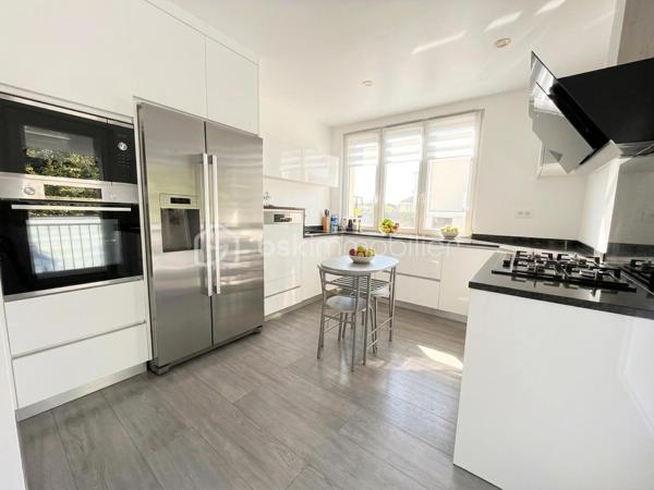 NOUVEAUTÉ – BELLE PROPRIÉTÉ RÉNOVÉE AUX VOLUMES EXCEPTIONNELS

Venez découvrir cette belle propriété soigneusement rénovée, offrant 147 m² habitables et plus de 300 m² de surface totale, implantée sur un terrain paysagé de 477 m², dans un environnement pavillonnaire calme et recherché.
Dès l’entrée, vous serez séduits par ses beaux volumes, sa luminosité et la qualité de ses prestations.
Au rez-de-chaussée, une entrée spacieuse dessert une superbe pièce de vie climatisée d’environ 50 m², agrémentée d’une cheminée contemporaine. Elle se prolonge par une cuisine récente semi-ouverte, entièrement aménagée et équipée.
Ce niveau permet une véritable vie de plain-pied, grâce à une suite parentale avec rangements intégrés et salle d’eau avec douche à l’italienne. Un WC indépendant complète l’ensemble.
À l’étage, l’espace nuit se compose de trois chambres, d’un dressing, d’une salle de bains lumineuse avec baignoire et double vasque, ainsi que d’une seconde salle d’eau avec douche à l’italienne.
L’un des véritables atouts de cette propriété est son impressionnant sous-sol total semi-enterré d’environ 160 m². Il comprend un cellier, une buanderie, une pièce aménagée pouvant faire office de bureau ou de chambre d’appoint, une salle d’eau avec WC, deux grands garages ainsi que plusieurs espaces pouvant être utilisés comme ateliers ou zones de stockage.
À l’extérieur, vous profiterez d’un agréable espace paysagé avec cuisine d’été et barbecue, complété par un toit-terrasse d’environ 45 m², idéal pour profiter des beaux jours dans un cadre agréable et sans vis-à-vis.
La propriété offre également de nombreuses possibilités de stationnement, plusieurs solutions de chauffage, avec cheminée à insert et pompe à chaleur, ainsi qu’un niveau de sécurité renforcé.
Grâce à ses volumes généreux et à la polyvalence de ses nombreux espaces, cette maison conviendra parfaitement à une famille, au télétravail, à un projet nécessitant d’importantes capacités de stockage ou encore à l’exercice d’une activité professionnelle à domicile.
Une propriété atypique, aux prestations de qualité et aux possibilités particulièrement nombreuses. Une visite s’impose pour en découvrir tout le potentiel.