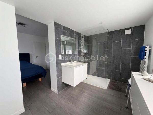 NOUVEAUTÉ – BELLE PROPRIÉTÉ RÉNOVÉE AUX VOLUMES EXCEPTIONNELS

Venez découvrir cette belle propriété soigneusement rénovée, offrant 147 m² habitables et plus de 300 m² de surface totale, implantée sur un terrain paysagé de 477 m², dans un environnement pavillonnaire calme et recherché.
Dès l’entrée, vous serez séduits par ses beaux volumes, sa luminosité et la qualité de ses prestations.
Au rez-de-chaussée, une entrée spacieuse dessert une superbe pièce de vie climatisée d’environ 50 m², agrémentée d’une cheminée contemporaine. Elle se prolonge par une cuisine récente semi-ouverte, entièrement aménagée et équipée.
Ce niveau permet une véritable vie de plain-pied, grâce à une suite parentale avec rangements intégrés et salle d’eau avec douche à l’italienne. Un WC indépendant complète l’ensemble.
À l’étage, l’espace nuit se compose de trois chambres, d’un dressing, d’une salle de bains lumineuse avec baignoire et double vasque, ainsi que d’une seconde salle d’eau avec douche à l’italienne.
L’un des véritables atouts de cette propriété est son impressionnant sous-sol total semi-enterré d’environ 160 m². Il comprend un cellier, une buanderie, une pièce aménagée pouvant faire office de bureau ou de chambre d’appoint, une salle d’eau avec WC, deux grands garages ainsi que plusieurs espaces pouvant être utilisés comme ateliers ou zones de stockage.
À l’extérieur, vous profiterez d’un agréable espace paysagé avec cuisine d’été et barbecue, complété par un toit-terrasse d’environ 45 m², idéal pour profiter des beaux jours dans un cadre agréable et sans vis-à-vis.
La propriété offre également de nombreuses possibilités de stationnement, plusieurs solutions de chauffage, avec cheminée à insert et pompe à chaleur, ainsi qu’un niveau de sécurité renforcé.
Grâce à ses volumes généreux et à la polyvalence de ses nombreux espaces, cette maison conviendra parfaitement à une famille, au télétravail, à un projet nécessitant d’importantes capacités de stockage ou encore à l’exercice d’une activité professionnelle à domicile.
Une propriété atypique, aux prestations de qualité et aux possibilités particulièrement nombreuses. Une visite s’impose pour en découvrir tout le potentiel.