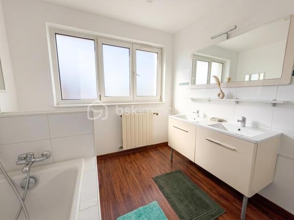 NOUVEAUTÉ – BELLE PROPRIÉTÉ RÉNOVÉE AUX VOLUMES EXCEPTIONNELS

Venez découvrir cette belle propriété soigneusement rénovée, offrant 147 m² habitables et plus de 300 m² de surface totale, implantée sur un terrain paysagé de 477 m², dans un environnement pavillonnaire calme et recherché.
Dès l’entrée, vous serez séduits par ses beaux volumes, sa luminosité et la qualité de ses prestations.
Au rez-de-chaussée, une entrée spacieuse dessert une superbe pièce de vie climatisée d’environ 50 m², agrémentée d’une cheminée contemporaine. Elle se prolonge par une cuisine récente semi-ouverte, entièrement aménagée et équipée.
Ce niveau permet une véritable vie de plain-pied, grâce à une suite parentale avec rangements intégrés et salle d’eau avec douche à l’italienne. Un WC indépendant complète l’ensemble.
À l’étage, l’espace nuit se compose de trois chambres, d’un dressing, d’une salle de bains lumineuse avec baignoire et double vasque, ainsi que d’une seconde salle d’eau avec douche à l’italienne.
L’un des véritables atouts de cette propriété est son impressionnant sous-sol total semi-enterré d’environ 160 m². Il comprend un cellier, une buanderie, une pièce aménagée pouvant faire office de bureau ou de chambre d’appoint, une salle d’eau avec WC, deux grands garages ainsi que plusieurs espaces pouvant être utilisés comme ateliers ou zones de stockage.
À l’extérieur, vous profiterez d’un agréable espace paysagé avec cuisine d’été et barbecue, complété par un toit-terrasse d’environ 45 m², idéal pour profiter des beaux jours dans un cadre agréable et sans vis-à-vis.
La propriété offre également de nombreuses possibilités de stationnement, plusieurs solutions de chauffage, avec cheminée à insert et pompe à chaleur, ainsi qu’un niveau de sécurité renforcé.
Grâce à ses volumes généreux et à la polyvalence de ses nombreux espaces, cette maison conviendra parfaitement à une famille, au télétravail, à un projet nécessitant d’importantes capacités de stockage ou encore à l’exercice d’une activité professionnelle à domicile.
Une propriété atypique, aux prestations de qualité et aux possibilités particulièrement nombreuses. Une visite s’impose pour en découvrir tout le potentiel.