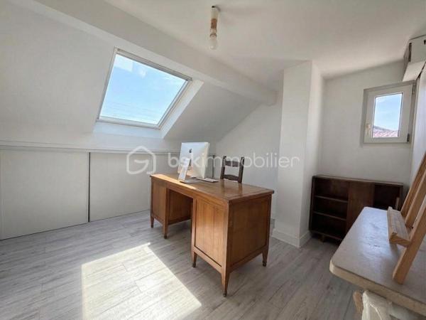NOUVEAUTÉ – BELLE PROPRIÉTÉ RÉNOVÉE AUX VOLUMES EXCEPTIONNELS

Venez découvrir cette belle propriété soigneusement rénovée, offrant 147 m² habitables et plus de 300 m² de surface totale, implantée sur un terrain paysagé de 477 m², dans un environnement pavillonnaire calme et recherché.
Dès l’entrée, vous serez séduits par ses beaux volumes, sa luminosité et la qualité de ses prestations.
Au rez-de-chaussée, une entrée spacieuse dessert une superbe pièce de vie climatisée d’environ 50 m², agrémentée d’une cheminée contemporaine. Elle se prolonge par une cuisine récente semi-ouverte, entièrement aménagée et équipée.
Ce niveau permet une véritable vie de plain-pied, grâce à une suite parentale avec rangements intégrés et salle d’eau avec douche à l’italienne. Un WC indépendant complète l’ensemble.
À l’étage, l’espace nuit se compose de trois chambres, d’un dressing, d’une salle de bains lumineuse avec baignoire et double vasque, ainsi que d’une seconde salle d’eau avec douche à l’italienne.
L’un des véritables atouts de cette propriété est son impressionnant sous-sol total semi-enterré d’environ 160 m². Il comprend un cellier, une buanderie, une pièce aménagée pouvant faire office de bureau ou de chambre d’appoint, une salle d’eau avec WC, deux grands garages ainsi que plusieurs espaces pouvant être utilisés comme ateliers ou zones de stockage.
À l’extérieur, vous profiterez d’un agréable espace paysagé avec cuisine d’été et barbecue, complété par un toit-terrasse d’environ 45 m², idéal pour profiter des beaux jours dans un cadre agréable et sans vis-à-vis.
La propriété offre également de nombreuses possibilités de stationnement, plusieurs solutions de chauffage, avec cheminée à insert et pompe à chaleur, ainsi qu’un niveau de sécurité renforcé.
Grâce à ses volumes généreux et à la polyvalence de ses nombreux espaces, cette maison conviendra parfaitement à une famille, au télétravail, à un projet nécessitant d’importantes capacités de stockage ou encore à l’exercice d’une activité professionnelle à domicile.
Une propriété atypique, aux prestations de qualité et aux possibilités particulièrement nombreuses. Une visite s’impose pour en découvrir tout le potentiel.