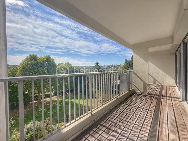 Situé au sein de la résidence recherchée LES VERGERS, découvrez cet agréable appartement 2 pièces d’environ 51 m², en bon état, bénéficiant d’un emplacement idéal.

À seulement 12 minutes à pied de la gare de Marly-le-Roi, 5 minutes en bus et à 1 minute du centre commercial, il offre un cadre de vie pratique et agréable au quotidien.

Franchissez l’entrée avec rangements et découvrez un séjour lumineux donnant directement accès à un beau balcon de 12 m² exposé plein SUD, idéal pour profiter des beaux jours et d’une vue dégagée. La cuisine, aménagée et équipée, complète harmonieusement l’espace de vie.

Côté nuit, vous bénéficierez d’une chambre avec accès direct au balcon ainsi que de rangements.

Pour finir, une salle d’eau et des WC séparés viennent parfaire l’ensemble.

Ses principaux atouts ? Son bon état général, sa vue dégagée, son calme, son double vitrage et ses volets électriques. Vous apprécierez également cette copropriété de standing et sécurisée, avec portail électrique à l’entrée de la résidence et présence d’un gardien jour et nuit.

L’appartement se complète d’une cave et d’une place de parking extérieure idéalement située face à l’entrée de la résidence.

UN EMPLACEMENT IDÉAL, UN CADRE DE VIE AGRÉABLE ET UN APPARTEMENT OÙ IL NE RESTE PLUS QU’À POSER VOS VALISES !

À découvrir sans attendre avec votre Conseiller immobilier, disponible 7j/7 !
