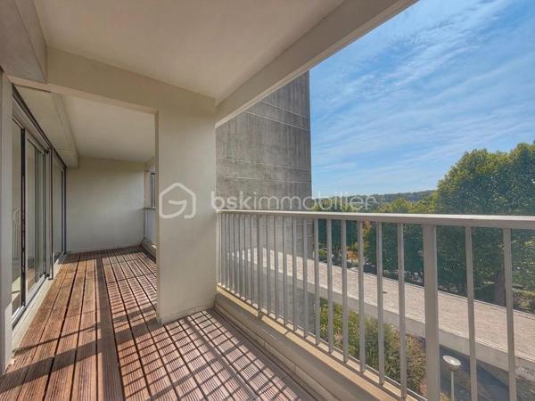 Situé au sein de la résidence recherchée LES VERGERS, découvrez cet agréable appartement 2 pièces d’environ 51 m², en bon état, bénéficiant d’un emplacement idéal.

À seulement 12 minutes à pied de la gare de Marly-le-Roi, 5 minutes en bus et à 1 minute du centre commercial, il offre un cadre de vie pratique et agréable au quotidien.

Franchissez l’entrée avec rangements et découvrez un séjour lumineux donnant directement accès à un beau balcon de 12 m² exposé plein SUD, idéal pour profiter des beaux jours et d’une vue dégagée. La cuisine, aménagée et équipée, complète harmonieusement l’espace de vie.

Côté nuit, vous bénéficierez d’une chambre avec accès direct au balcon ainsi que de rangements.

Pour finir, une salle d’eau et des WC séparés viennent parfaire l’ensemble.

Ses principaux atouts ? Son bon état général, sa vue dégagée, son calme, son double vitrage et ses volets électriques. Vous apprécierez également cette copropriété de standing et sécurisée, avec portail électrique à l’entrée de la résidence et présence d’un gardien jour et nuit.

L’appartement se complète d’une cave et d’une place de parking extérieure idéalement située face à l’entrée de la résidence.

UN EMPLACEMENT IDÉAL, UN CADRE DE VIE AGRÉABLE ET UN APPARTEMENT OÙ IL NE RESTE PLUS QU’À POSER VOS VALISES !

À découvrir sans attendre avec votre Conseiller immobilier, disponible 7j/7 !