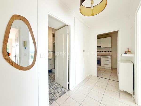 Situé au sein de la résidence recherchée LES VERGERS, découvrez cet agréable appartement 2 pièces d’environ 51 m², en bon état, bénéficiant d’un emplacement idéal.

À seulement 12 minutes à pied de la gare de Marly-le-Roi, 5 minutes en bus et à 1 minute du centre commercial, il offre un cadre de vie pratique et agréable au quotidien.

Franchissez l’entrée avec rangements et découvrez un séjour lumineux donnant directement accès à un beau balcon de 12 m² exposé plein SUD, idéal pour profiter des beaux jours et d’une vue dégagée. La cuisine, aménagée et équipée, complète harmonieusement l’espace de vie.

Côté nuit, vous bénéficierez d’une chambre avec accès direct au balcon ainsi que de rangements.

Pour finir, une salle d’eau et des WC séparés viennent parfaire l’ensemble.

Ses principaux atouts ? Son bon état général, sa vue dégagée, son calme, son double vitrage et ses volets électriques. Vous apprécierez également cette copropriété de standing et sécurisée, avec portail électrique à l’entrée de la résidence et présence d’un gardien jour et nuit.

L’appartement se complète d’une cave et d’une place de parking extérieure idéalement située face à l’entrée de la résidence.

UN EMPLACEMENT IDÉAL, UN CADRE DE VIE AGRÉABLE ET UN APPARTEMENT OÙ IL NE RESTE PLUS QU’À POSER VOS VALISES !

À découvrir sans attendre avec votre Conseiller immobilier, disponible 7j/7 !