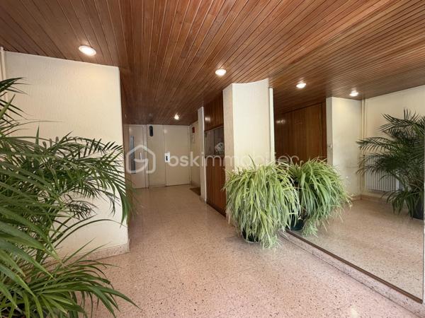 Situé au sein de la résidence recherchée LES VERGERS, découvrez cet agréable appartement 2 pièces d’environ 51 m², en bon état, bénéficiant d’un emplacement idéal.

À seulement 12 minutes à pied de la gare de Marly-le-Roi, 5 minutes en bus et à 1 minute du centre commercial, il offre un cadre de vie pratique et agréable au quotidien.

Franchissez l’entrée avec rangements et découvrez un séjour lumineux donnant directement accès à un beau balcon de 12 m² exposé plein SUD, idéal pour profiter des beaux jours et d’une vue dégagée. La cuisine, aménagée et équipée, complète harmonieusement l’espace de vie.

Côté nuit, vous bénéficierez d’une chambre avec accès direct au balcon ainsi que de rangements.

Pour finir, une salle d’eau et des WC séparés viennent parfaire l’ensemble.

Ses principaux atouts ? Son bon état général, sa vue dégagée, son calme, son double vitrage et ses volets électriques. Vous apprécierez également cette copropriété de standing et sécurisée, avec portail électrique à l’entrée de la résidence et présence d’un gardien jour et nuit.

L’appartement se complète d’une cave et d’une place de parking extérieure idéalement située face à l’entrée de la résidence.

UN EMPLACEMENT IDÉAL, UN CADRE DE VIE AGRÉABLE ET UN APPARTEMENT OÙ IL NE RESTE PLUS QU’À POSER VOS VALISES !

À découvrir sans attendre avec votre Conseiller immobilier, disponible 7j/7 !