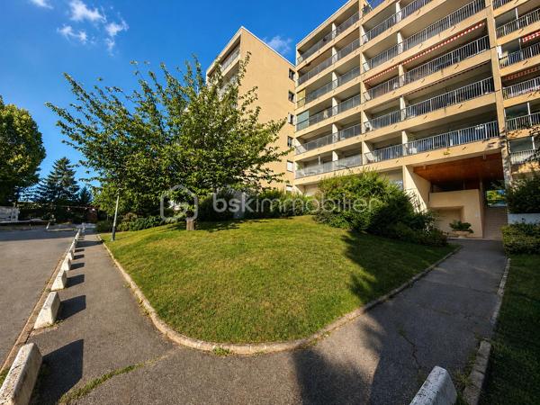 Situé au sein de la résidence recherchée LES VERGERS, découvrez cet agréable appartement 2 pièces d’environ 51 m², en bon état, bénéficiant d’un emplacement idéal.

À seulement 12 minutes à pied de la gare de Marly-le-Roi, 5 minutes en bus et à 1 minute du centre commercial, il offre un cadre de vie pratique et agréable au quotidien.

Franchissez l’entrée avec rangements et découvrez un séjour lumineux donnant directement accès à un beau balcon de 12 m² exposé plein SUD, idéal pour profiter des beaux jours et d’une vue dégagée. La cuisine, aménagée et équipée, complète harmonieusement l’espace de vie.

Côté nuit, vous bénéficierez d’une chambre avec accès direct au balcon ainsi que de rangements.

Pour finir, une salle d’eau et des WC séparés viennent parfaire l’ensemble.

Ses principaux atouts ? Son bon état général, sa vue dégagée, son calme, son double vitrage et ses volets électriques. Vous apprécierez également cette copropriété de standing et sécurisée, avec portail électrique à l’entrée de la résidence et présence d’un gardien jour et nuit.

L’appartement se complète d’une cave et d’une place de parking extérieure idéalement située face à l’entrée de la résidence.

UN EMPLACEMENT IDÉAL, UN CADRE DE VIE AGRÉABLE ET UN APPARTEMENT OÙ IL NE RESTE PLUS QU’À POSER VOS VALISES !

À découvrir sans attendre avec votre Conseiller immobilier, disponible 7j/7 !