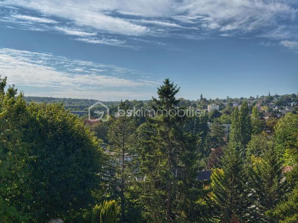 Situé au sein de la résidence recherchée LES VERGERS, découvrez cet agréable appartement 2 pièces d’environ 51 m², en bon état, bénéficiant d’un emplacement idéal.

À seulement 12 minutes à pied de la gare de Marly-le-Roi, 5 minutes en bus et à 1 minute du centre commercial, il offre un cadre de vie pratique et agréable au quotidien.

Franchissez l’entrée avec rangements et découvrez un séjour lumineux donnant directement accès à un beau balcon de 12 m² exposé plein SUD, idéal pour profiter des beaux jours et d’une vue dégagée. La cuisine, aménagée et équipée, complète harmonieusement l’espace de vie.

Côté nuit, vous bénéficierez d’une chambre avec accès direct au balcon ainsi que de rangements.

Pour finir, une salle d’eau et des WC séparés viennent parfaire l’ensemble.

Ses principaux atouts ? Son bon état général, sa vue dégagée, son calme, son double vitrage et ses volets électriques. Vous apprécierez également cette copropriété de standing et sécurisée, avec portail électrique à l’entrée de la résidence et présence d’un gardien jour et nuit.

L’appartement se complète d’une cave et d’une place de parking extérieure idéalement située face à l’entrée de la résidence.

UN EMPLACEMENT IDÉAL, UN CADRE DE VIE AGRÉABLE ET UN APPARTEMENT OÙ IL NE RESTE PLUS QU’À POSER VOS VALISES !

À découvrir sans attendre avec votre Conseiller immobilier, disponible 7j/7 !