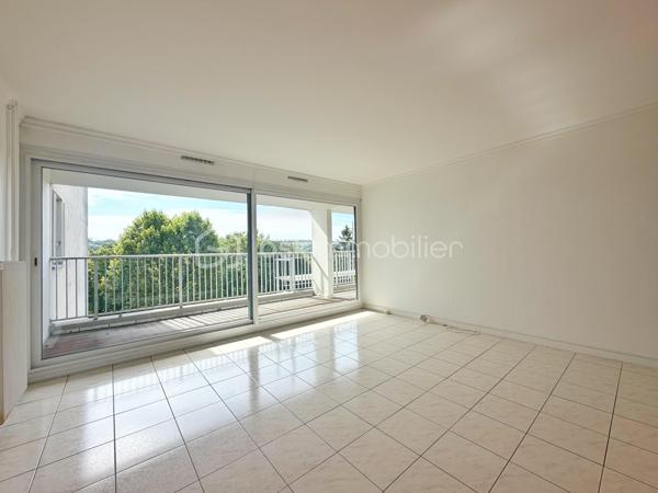 Situé au sein de la résidence recherchée LES VERGERS, découvrez cet agréable appartement 2 pièces d’environ 51 m², en bon état, bénéficiant d’un emplacement idéal.

À seulement 12 minutes à pied de la gare de Marly-le-Roi, 5 minutes en bus et à 1 minute du centre commercial, il offre un cadre de vie pratique et agréable au quotidien.

Franchissez l’entrée avec rangements et découvrez un séjour lumineux donnant directement accès à un beau balcon de 12 m² exposé plein SUD, idéal pour profiter des beaux jours et d’une vue dégagée. La cuisine, aménagée et équipée, complète harmonieusement l’espace de vie.

Côté nuit, vous bénéficierez d’une chambre avec accès direct au balcon ainsi que de rangements.

Pour finir, une salle d’eau et des WC séparés viennent parfaire l’ensemble.

Ses principaux atouts ? Son bon état général, sa vue dégagée, son calme, son double vitrage et ses volets électriques. Vous apprécierez également cette copropriété de standing et sécurisée, avec portail électrique à l’entrée de la résidence et présence d’un gardien jour et nuit.

L’appartement se complète d’une cave et d’une place de parking extérieure idéalement située face à l’entrée de la résidence.

UN EMPLACEMENT IDÉAL, UN CADRE DE VIE AGRÉABLE ET UN APPARTEMENT OÙ IL NE RESTE PLUS QU’À POSER VOS VALISES !

À découvrir sans attendre avec votre Conseiller immobilier, disponible 7j/7 !