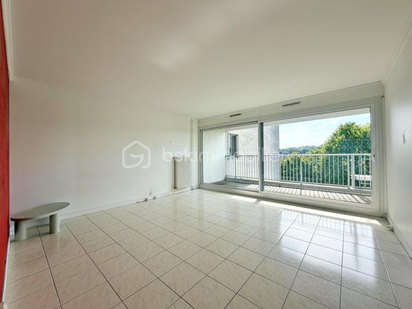 Situé au sein de la résidence recherchée LES VERGERS, découvrez cet agréable appartement 2 pièces d’environ 51 m², en bon état, bénéficiant d’un emplacement idéal.

À seulement 12 minutes à pied de la gare de Marly-le-Roi, 5 minutes en bus et à 1 minute du centre commercial, il offre un cadre de vie pratique et agréable au quotidien.

Franchissez l’entrée avec rangements et découvrez un séjour lumineux donnant directement accès à un beau balcon de 12 m² exposé plein SUD, idéal pour profiter des beaux jours et d’une vue dégagée. La cuisine, aménagée et équipée, complète harmonieusement l’espace de vie.

Côté nuit, vous bénéficierez d’une chambre avec accès direct au balcon ainsi que de rangements.

Pour finir, une salle d’eau et des WC séparés viennent parfaire l’ensemble.

Ses principaux atouts ? Son bon état général, sa vue dégagée, son calme, son double vitrage et ses volets électriques. Vous apprécierez également cette copropriété de standing et sécurisée, avec portail électrique à l’entrée de la résidence et présence d’un gardien jour et nuit.

L’appartement se complète d’une cave et d’une place de parking extérieure idéalement située face à l’entrée de la résidence.

UN EMPLACEMENT IDÉAL, UN CADRE DE VIE AGRÉABLE ET UN APPARTEMENT OÙ IL NE RESTE PLUS QU’À POSER VOS VALISES !

À découvrir sans attendre avec votre Conseiller immobilier, disponible 7j/7 !