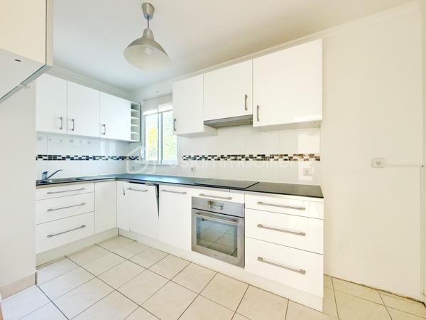 Situé au sein de la résidence recherchée LES VERGERS, découvrez cet agréable appartement 2 pièces d’environ 51 m², en bon état, bénéficiant d’un emplacement idéal.

À seulement 12 minutes à pied de la gare de Marly-le-Roi, 5 minutes en bus et à 1 minute du centre commercial, il offre un cadre de vie pratique et agréable au quotidien.

Franchissez l’entrée avec rangements et découvrez un séjour lumineux donnant directement accès à un beau balcon de 12 m² exposé plein SUD, idéal pour profiter des beaux jours et d’une vue dégagée. La cuisine, aménagée et équipée, complète harmonieusement l’espace de vie.

Côté nuit, vous bénéficierez d’une chambre avec accès direct au balcon ainsi que de rangements.

Pour finir, une salle d’eau et des WC séparés viennent parfaire l’ensemble.

Ses principaux atouts ? Son bon état général, sa vue dégagée, son calme, son double vitrage et ses volets électriques. Vous apprécierez également cette copropriété de standing et sécurisée, avec portail électrique à l’entrée de la résidence et présence d’un gardien jour et nuit.

L’appartement se complète d’une cave et d’une place de parking extérieure idéalement située face à l’entrée de la résidence.

UN EMPLACEMENT IDÉAL, UN CADRE DE VIE AGRÉABLE ET UN APPARTEMENT OÙ IL NE RESTE PLUS QU’À POSER VOS VALISES !

À découvrir sans attendre avec votre Conseiller immobilier, disponible 7j/7 !