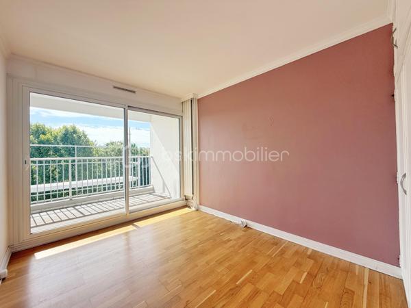Situé au sein de la résidence recherchée LES VERGERS, découvrez cet agréable appartement 2 pièces d’environ 51 m², en bon état, bénéficiant d’un emplacement idéal.

À seulement 12 minutes à pied de la gare de Marly-le-Roi, 5 minutes en bus et à 1 minute du centre commercial, il offre un cadre de vie pratique et agréable au quotidien.

Franchissez l’entrée avec rangements et découvrez un séjour lumineux donnant directement accès à un beau balcon de 12 m² exposé plein SUD, idéal pour profiter des beaux jours et d’une vue dégagée. La cuisine, aménagée et équipée, complète harmonieusement l’espace de vie.

Côté nuit, vous bénéficierez d’une chambre avec accès direct au balcon ainsi que de rangements.

Pour finir, une salle d’eau et des WC séparés viennent parfaire l’ensemble.

Ses principaux atouts ? Son bon état général, sa vue dégagée, son calme, son double vitrage et ses volets électriques. Vous apprécierez également cette copropriété de standing et sécurisée, avec portail électrique à l’entrée de la résidence et présence d’un gardien jour et nuit.

L’appartement se complète d’une cave et d’une place de parking extérieure idéalement située face à l’entrée de la résidence.

UN EMPLACEMENT IDÉAL, UN CADRE DE VIE AGRÉABLE ET UN APPARTEMENT OÙ IL NE RESTE PLUS QU’À POSER VOS VALISES !

À découvrir sans attendre avec votre Conseiller immobilier, disponible 7j/7 !